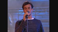 Un giovanissimo Enrique Iglesias ospite a Generazione X