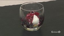 Gelato, frutti di bosco e crumble di mele