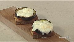 Crostini con melanzane, pomodoro e stracchino