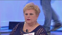 Un cane tra Francesco e Carol.