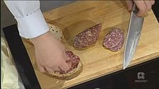 Tortiera di panini con salame