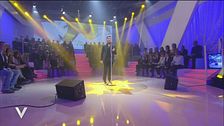 Marco Carta, canta "Merry Christmas"