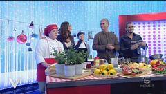 Torta crudista con frutta secca, kiwi e fragole