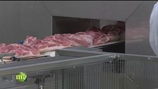 Le prime fasi della lavorazione dello speck