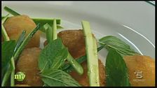 Gnocco fritto ripieno di mozzarella e pomodoro