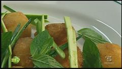 Gnocco fritto ripieno di mozzarella e pomodoro