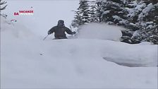 Un appassionato di snowboard e il suo cane