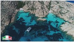 A bordo del catamarano, veleggiando fra Elba e Sardegna