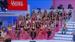 Le corteggiatrici entrano in studio