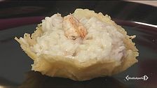 Risotto prosecco e gamberi su cialda di formaggio
