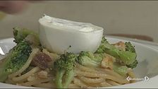Spaghetti con broccoli, burrata e acciughe