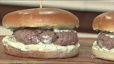 Hamburger con salsa tzatziki