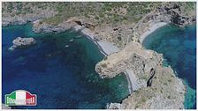 "Panarea: un connubio perfetto tra natura e mondanità"