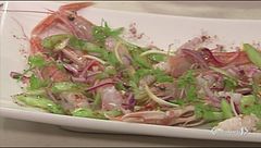 Insalatina di sedano, cipolla rossa e scampi