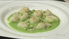 Gnocchi con crema di piselli e emulsione di aringa