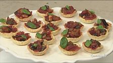 Tartellette ripiene di caponata