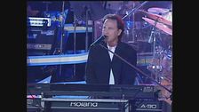 I Pooh si esibiscono con "Se balla da sola" a Un disco per l'estate 1999