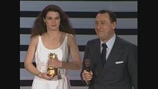 Glenn Ford premia Alberto Sordi per "I Promessi Sposi" ai Telegatti 1990