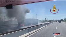 Incidente sull'A1 a Piacenza: autocisterna in fiamme, due morti