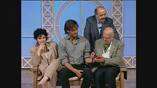 Gabriel Garko si fa leggere la mano a Buona Domenica