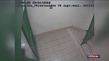 Nuovi video dei pestaggi in carcere: un solo agente tenta di fermare i colpi
