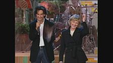Loretta Goggi e Fiorello cantano "Questione di feeling" e "Maledetta Primavera" a Buona Domenica 1996