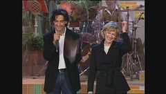 Loretta Goggi e Fiorello cantano "Questione di feeling" e "Maledetta Primavera" a Buona Domenica 1996
