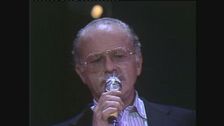 Gino Paoli canta "Averti addosso" ai Telegatti 1984