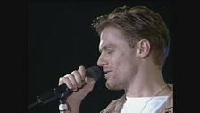 Bryan Adams canta "Everything I do" al Festivalbar 1992