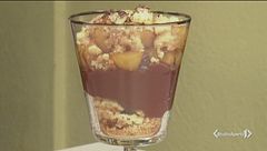 Dolce al cucchiaio con pere caramellate e crumble al cioccolato