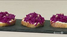 Crostini croccanti con crescenza e cavolo cappuccio in agrodolce