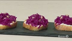 Crostini croccanti con crescenza e cavolo cappuccio in agrodolce