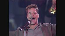 Ricky Martin canta "La bomba" a Festivalbar 1998