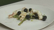 Calamari con pinoli, olive e capperi