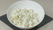 Insalata di patate con salsa di yogurt ed erbe aromatiche