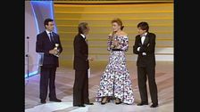 Gianni Morandi e Milly Carlucci ritirano il Telegatto 1987 per il miglior film TV