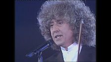 Angelo Branduardi canta "Il giocatore di biliardo" a Festivalbar 1998