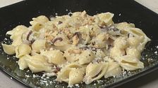 Pasta al radicchio, gorgonzola e noci