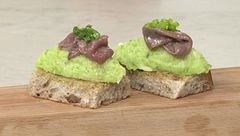 Crostini al guacamole e broccolo