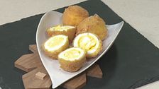 Uova ripiene e fritte con doppia panatura