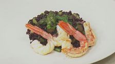 Riso venere con gamberi, asparagi e mele verdi