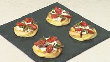 Patate dauphine con acciughe, pomodorini e capperi