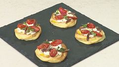 Patate dauphine con acciughe, pomodorini e capperi