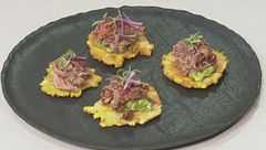 Patacon con salsa guacamole e una carne sfilacciata