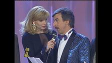 Lorella Cuccarini, Marco Columbro e il cast di "Buona Domenica" ritirano il Telegatto 1993