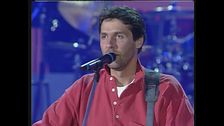 Un giovane Luca Barbarossa si esibisce con "Ali di cartone" a Un disco per l'estate '96