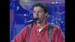 Un giovane Luca Barbarossa si esibisce con "Ali di cartone" a Un disco per l'estate '96