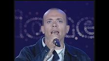 Gli 883 cantano "Io ci sarò" sul palco di Un disco per l'estate '98