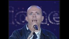 Gli 883 cantano "Io ci sarò" sul palco di Un disco per l'estate '98