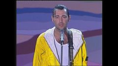 Luca Carboni canta "Ci vuole un fisico bestiale" a Buona Domenica 1992